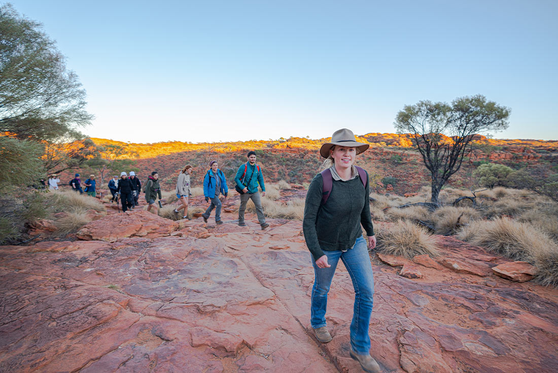Group hike through Kings Canyon 